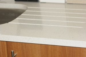 Kitchen worktop with drainage grooves