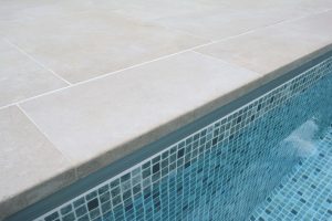 Fossil Pearl Satin Limestone swimming pool coping 600xx300x30mm